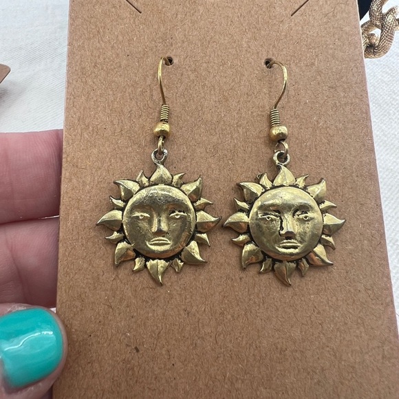 4 Pieces of Avon Jewelry - 3 pair of earrings and 1 necklace. Vintage - Picture 12 of 15